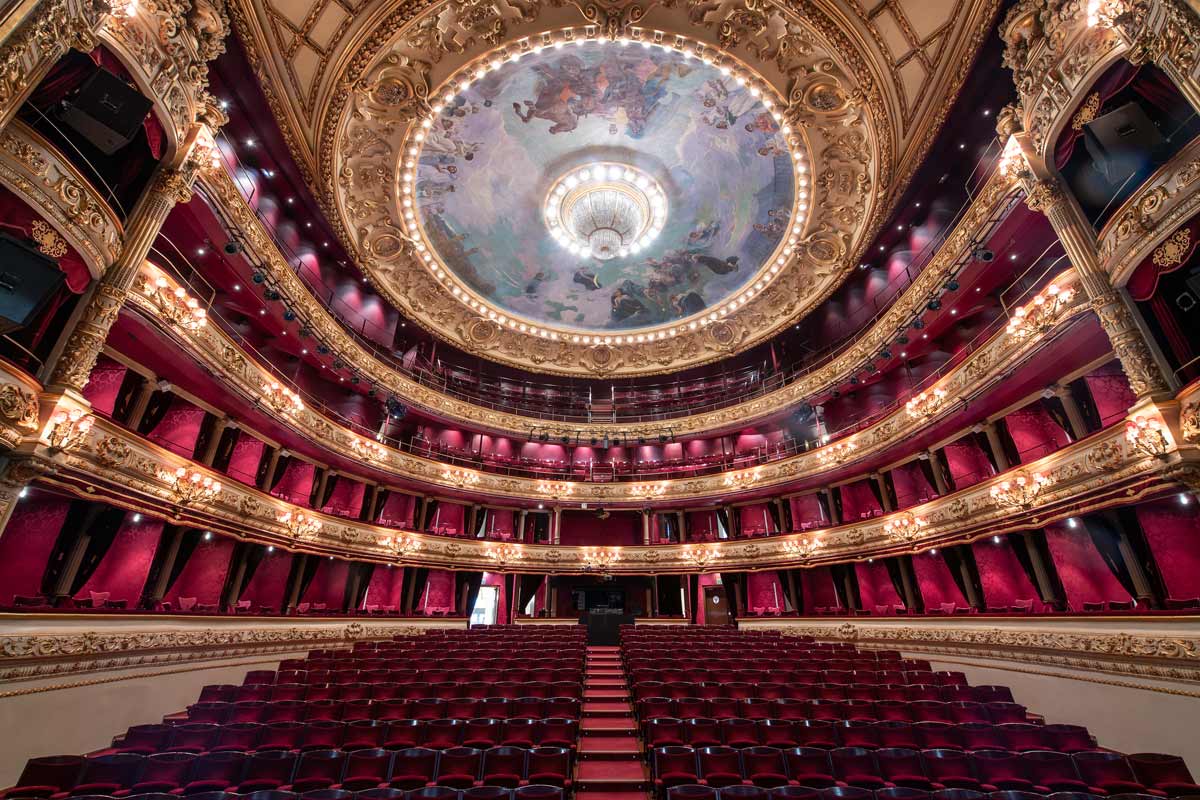 Sala principal del Teatro Victoria Eugenia, con la bóveda pintada por Ignacio Ugarte