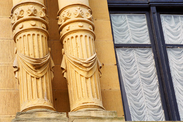 Columnas corintias en la fachada del Teatro