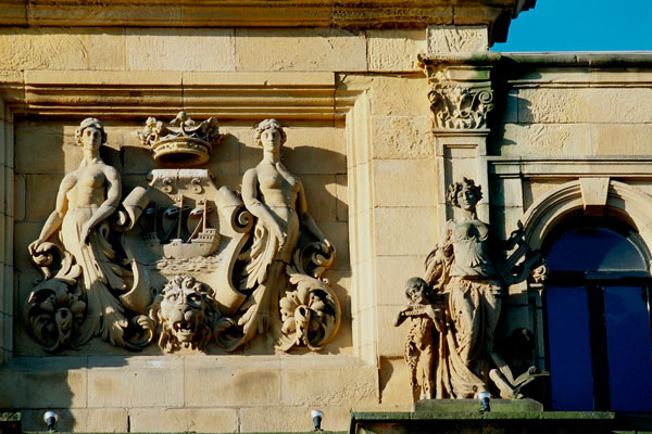 Escudo municipal en la fachada del Teatro Victoria Eugenia