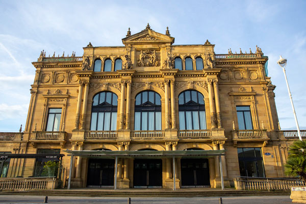 Fachada de la entrada principal al Teatro