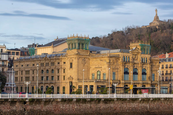 Antzokiaren kanpoaldeko fatxada