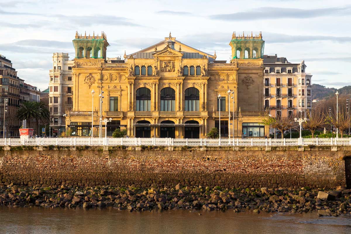 Vista del Teatro Victoria Eugenia frente al río Urumea